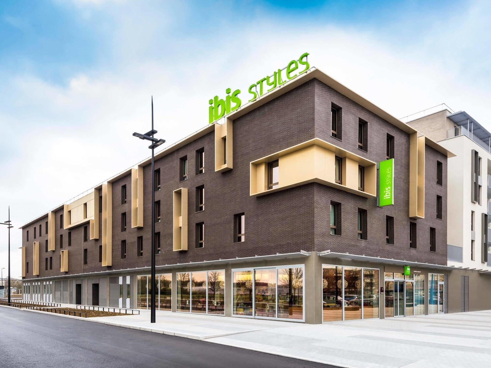 Ibis Styles Guyancourt Versailles Buitenkant foto