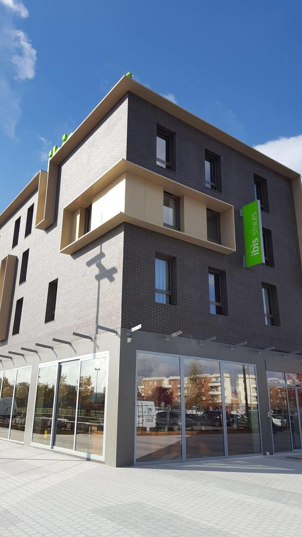 Ibis Styles Guyancourt Versailles Buitenkant foto