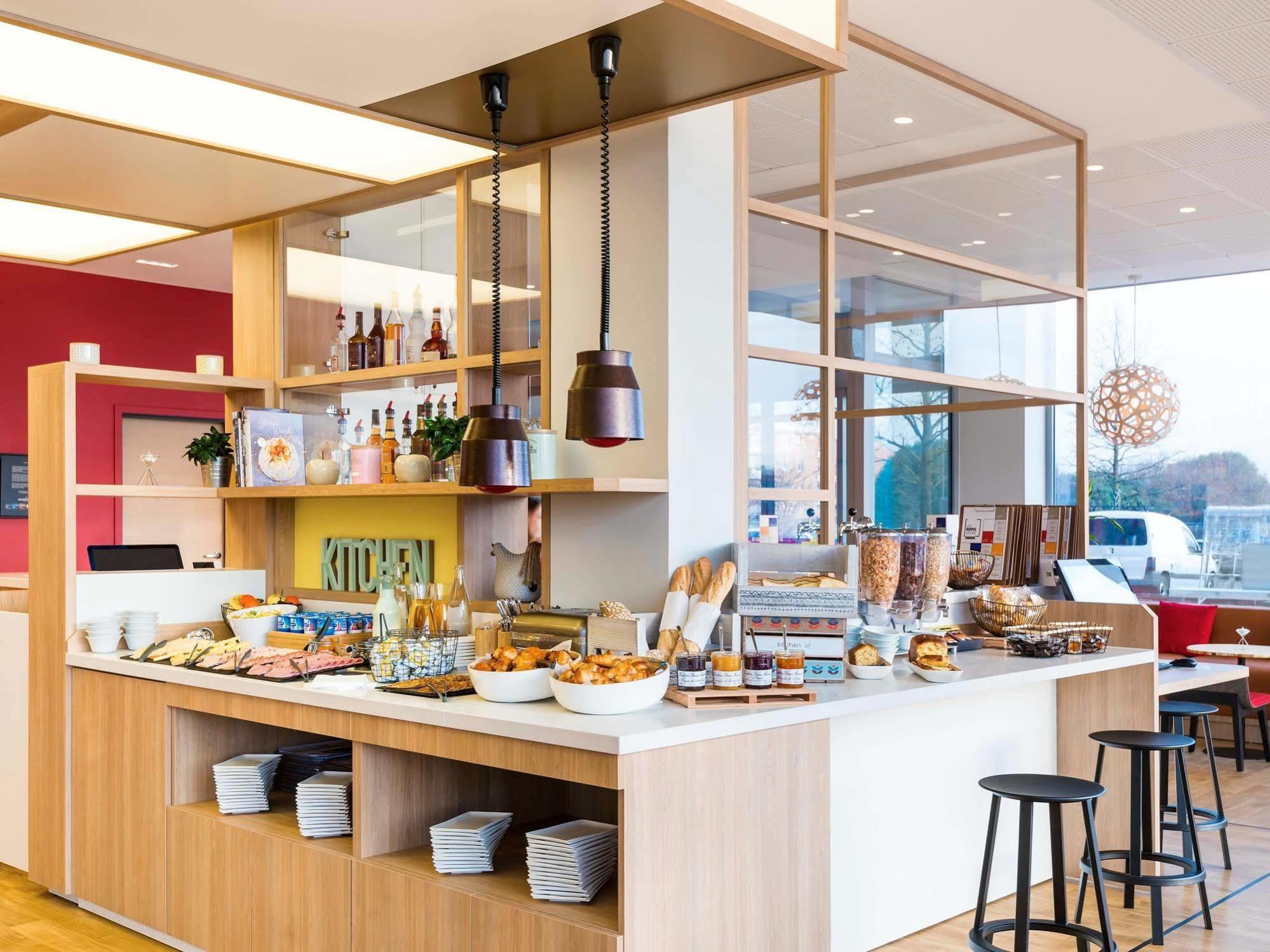 Ibis Styles Guyancourt Versailles Buitenkant foto