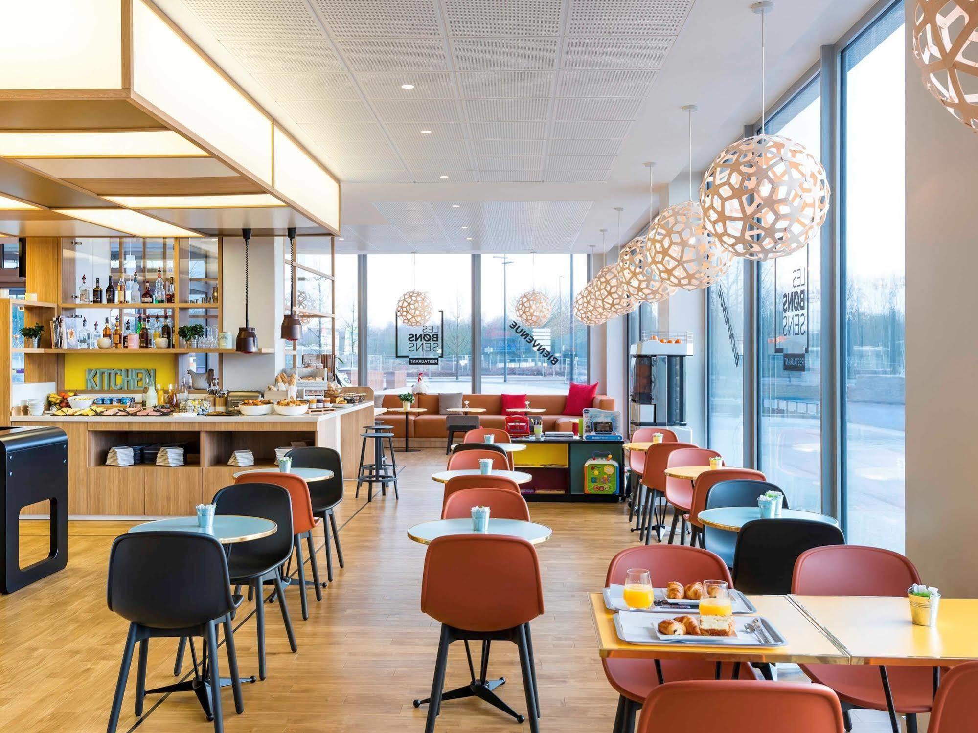Ibis Styles Guyancourt Versailles Buitenkant foto