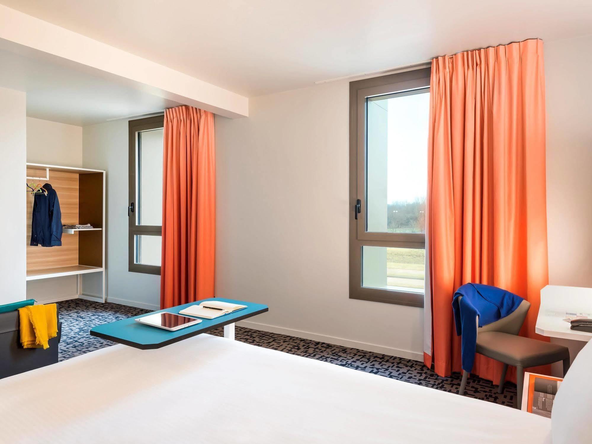 Ibis Styles Guyancourt Versailles Buitenkant foto