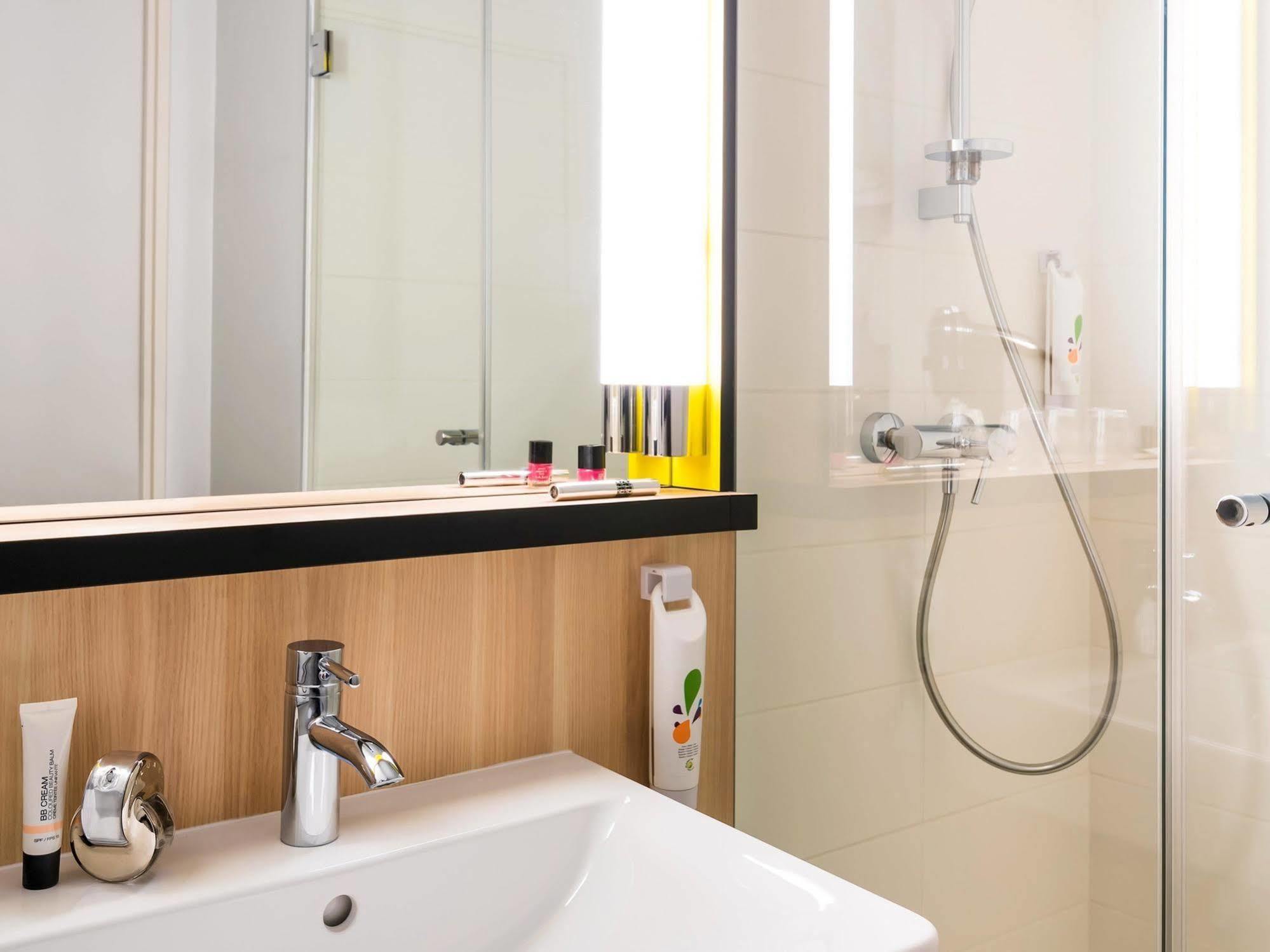 Ibis Styles Guyancourt Versailles Buitenkant foto