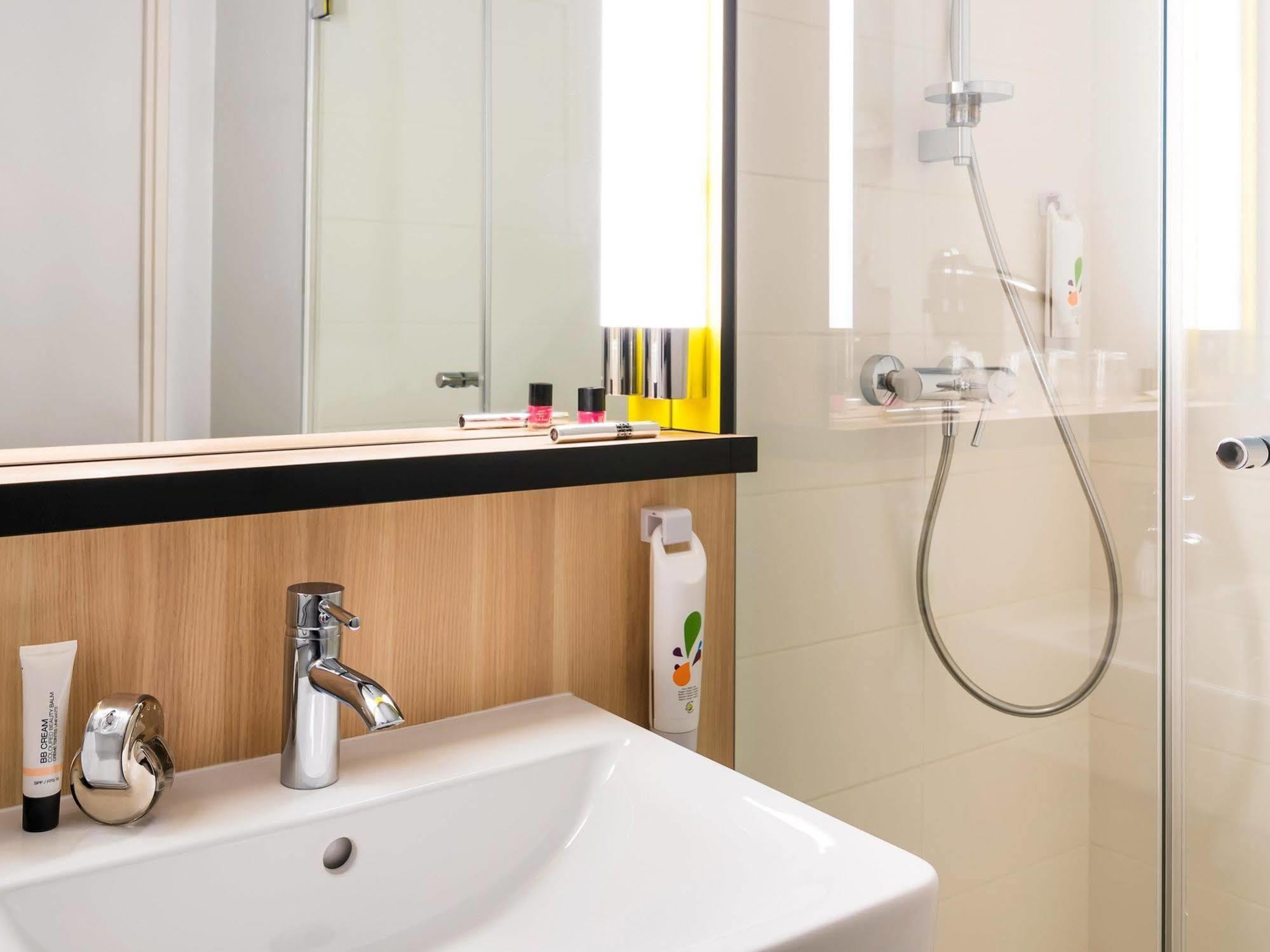 Ibis Styles Guyancourt Versailles Buitenkant foto