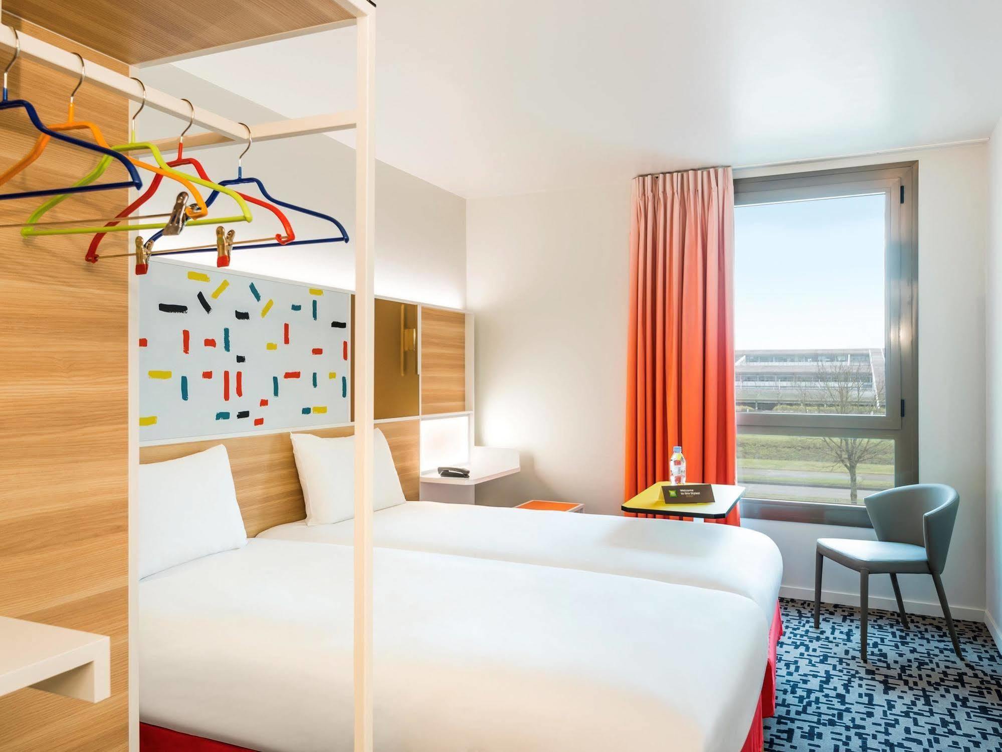 Ibis Styles Guyancourt Versailles Buitenkant foto