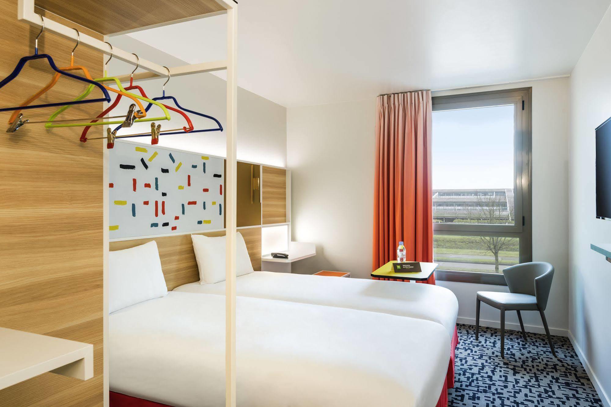 Ibis Styles Guyancourt Versailles Buitenkant foto