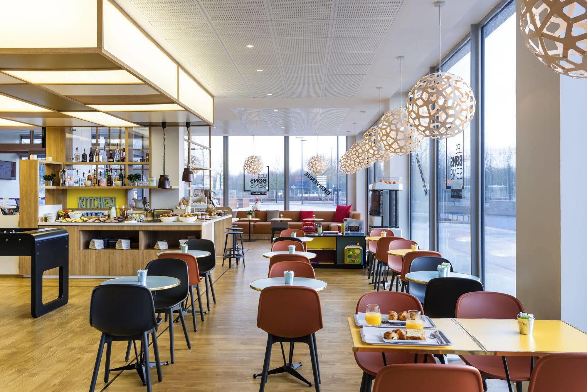 Ibis Styles Guyancourt Versailles Buitenkant foto